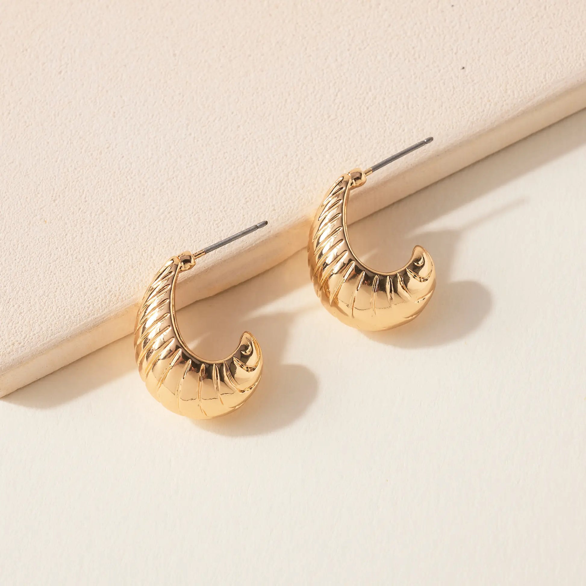 Scalloped Open Hoop Earrings - Gold.