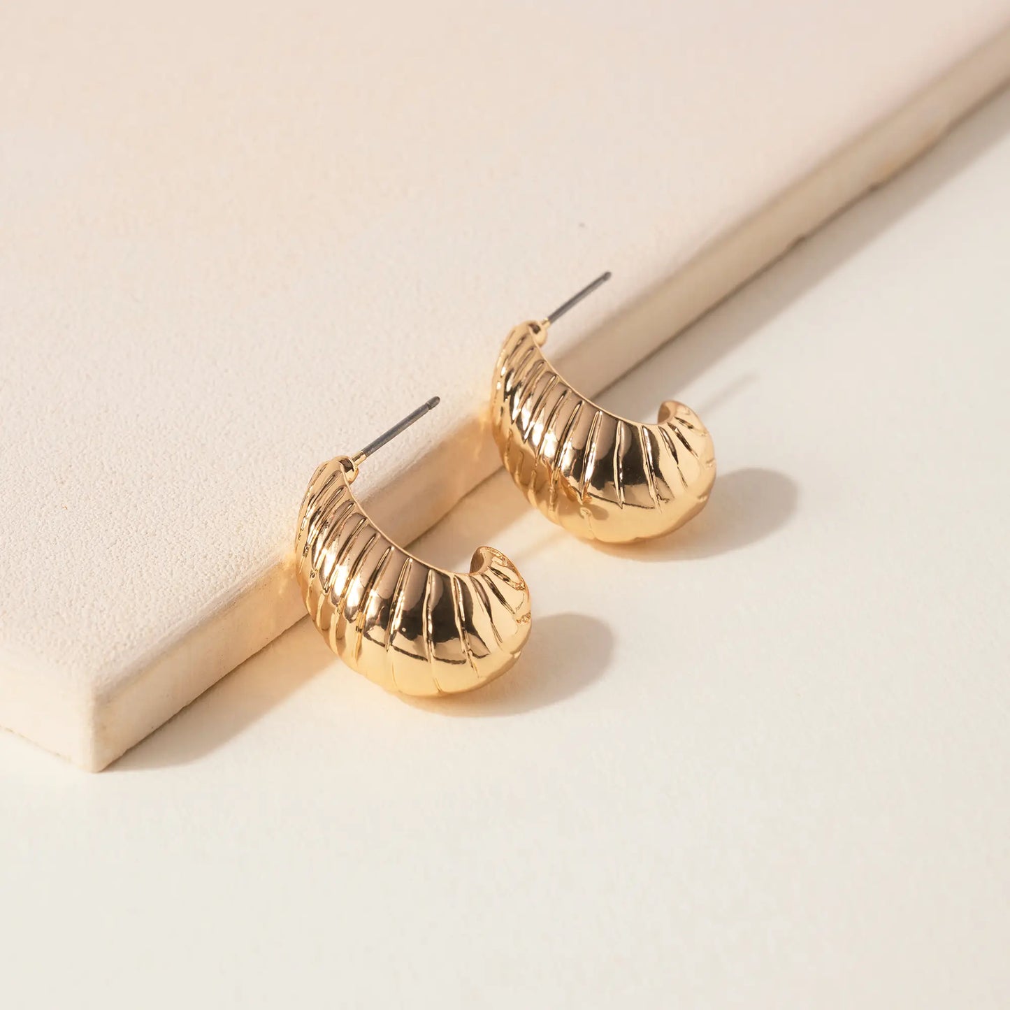 Scalloped Open Hoop Earrings - Gold.